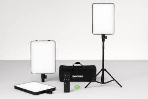 SWAVGO LED-Panels mit zwei Panels, einem Stativ, Fernbedienung und schwarzer Tragetasche, ordentlich nebeneinander aufgestellt
