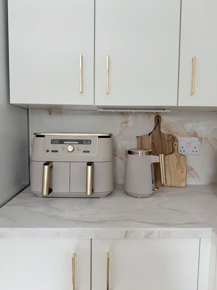 Ninja Dual Zone Heißluftfritteuse in Stone-Gold mit zwei Schubladen auf Marmorküche im eleganten Interior-Moodboard