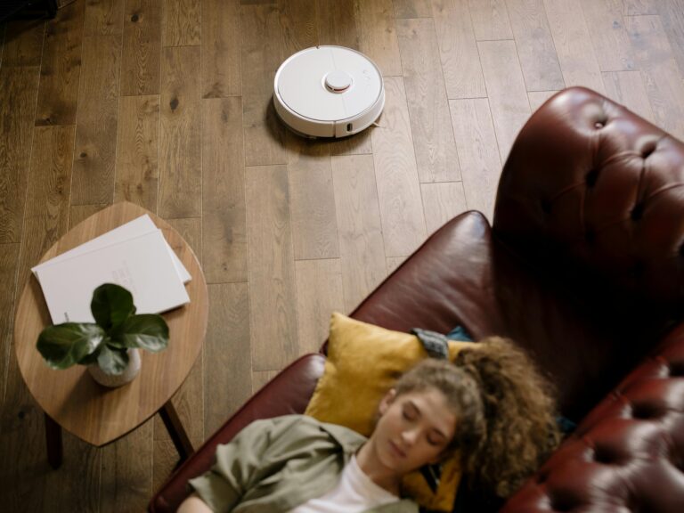 Saugroboter mit Wischfunktion reinigt gründlich Hartböden in einem modernen Wohnzimmer