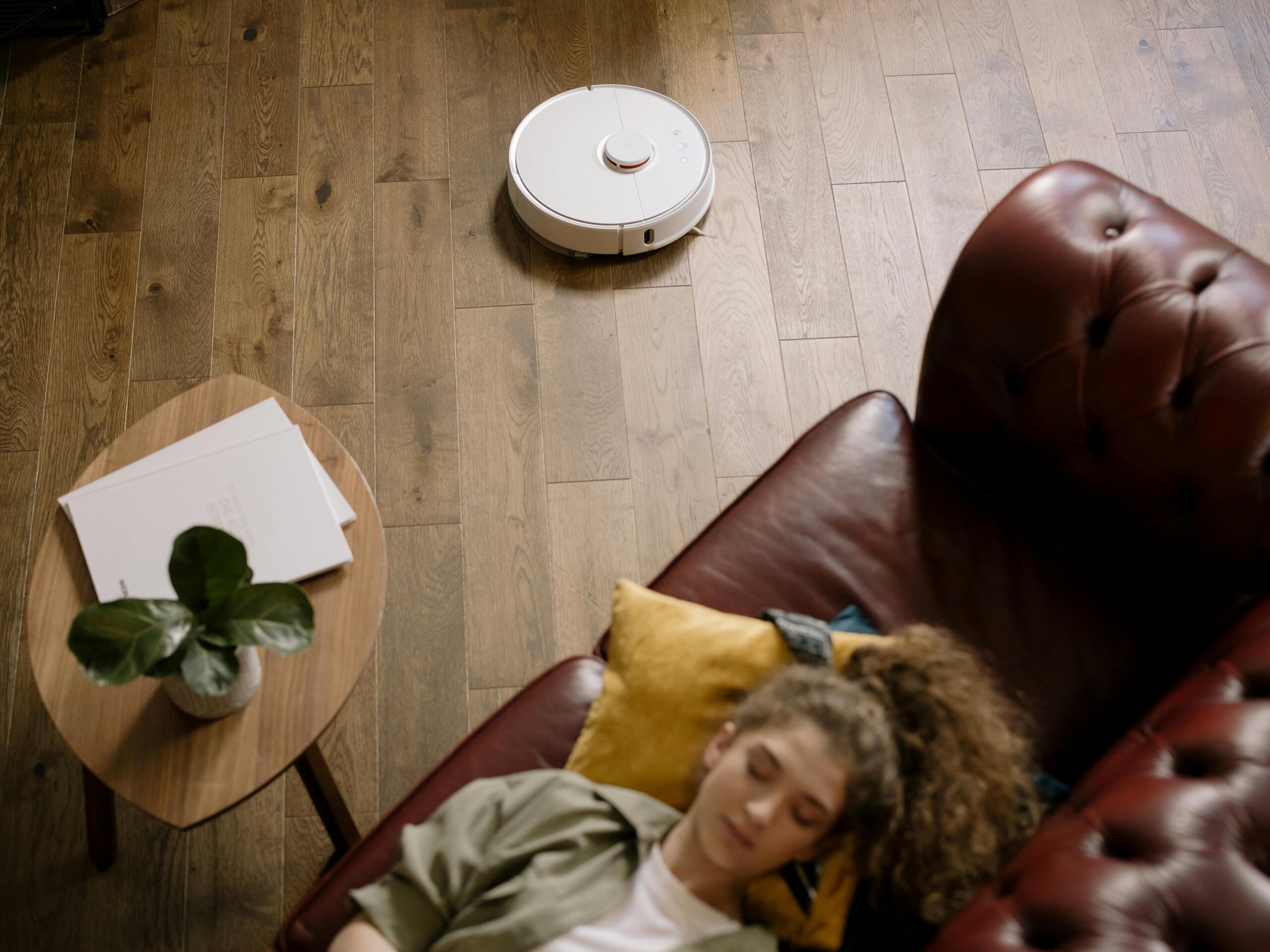 Saugroboter mit Wischfunktion reinigt gründlich Hartböden in einem modernen Wohnzimmer